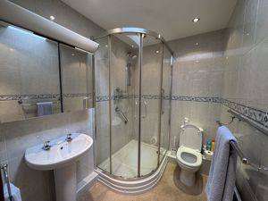 Shower room- click for photo gallery